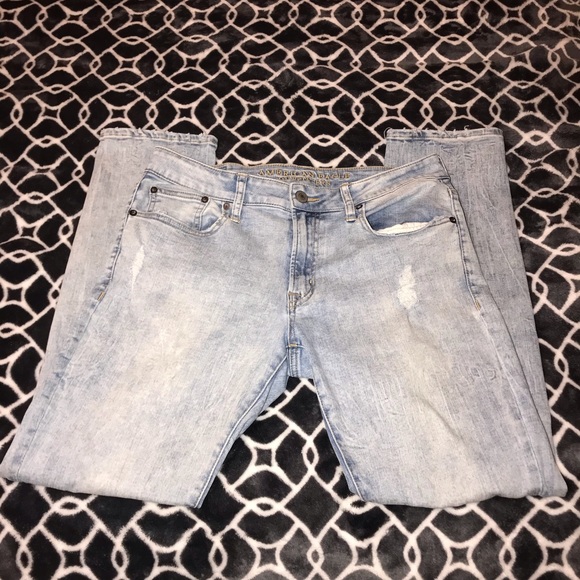 Distressed Light Wash AE Jeans - Picture 3 of 4